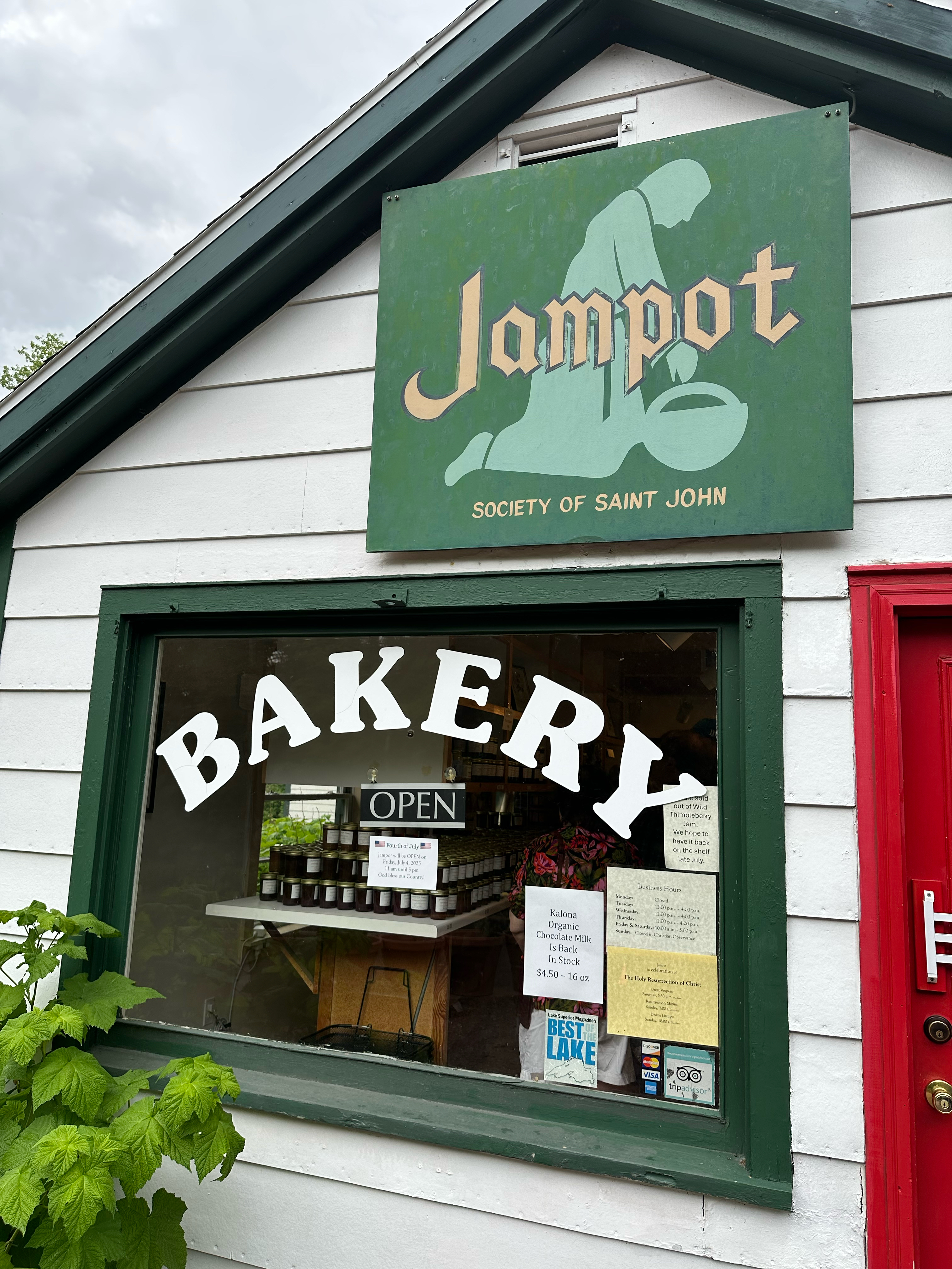 We were there just a few minutes after it opened - and waited in line! 