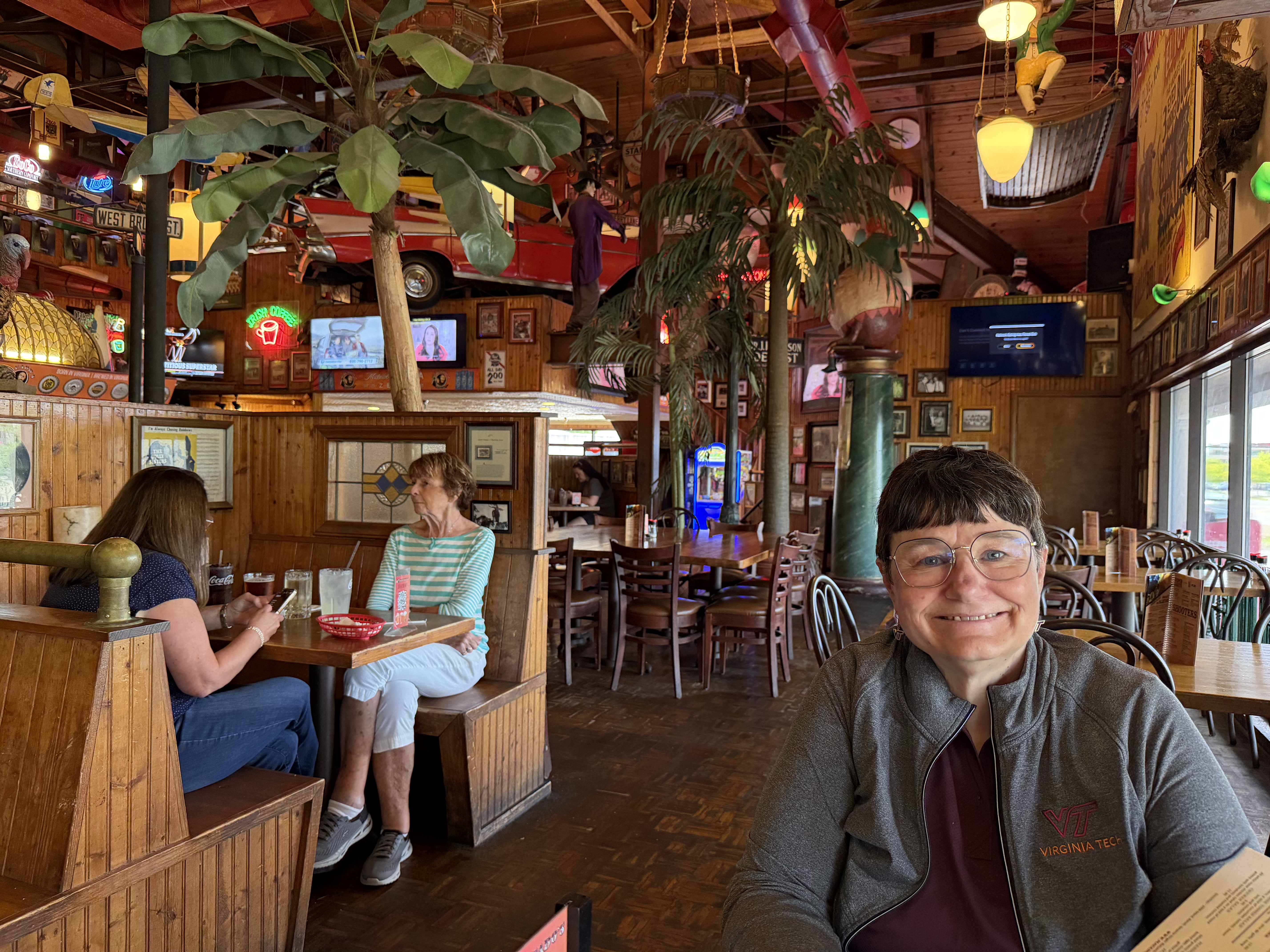 The food at MacAdoos was a good as we remembered! Noel had a “Babe Ruth” and I had a “Dietrichs Delight”.