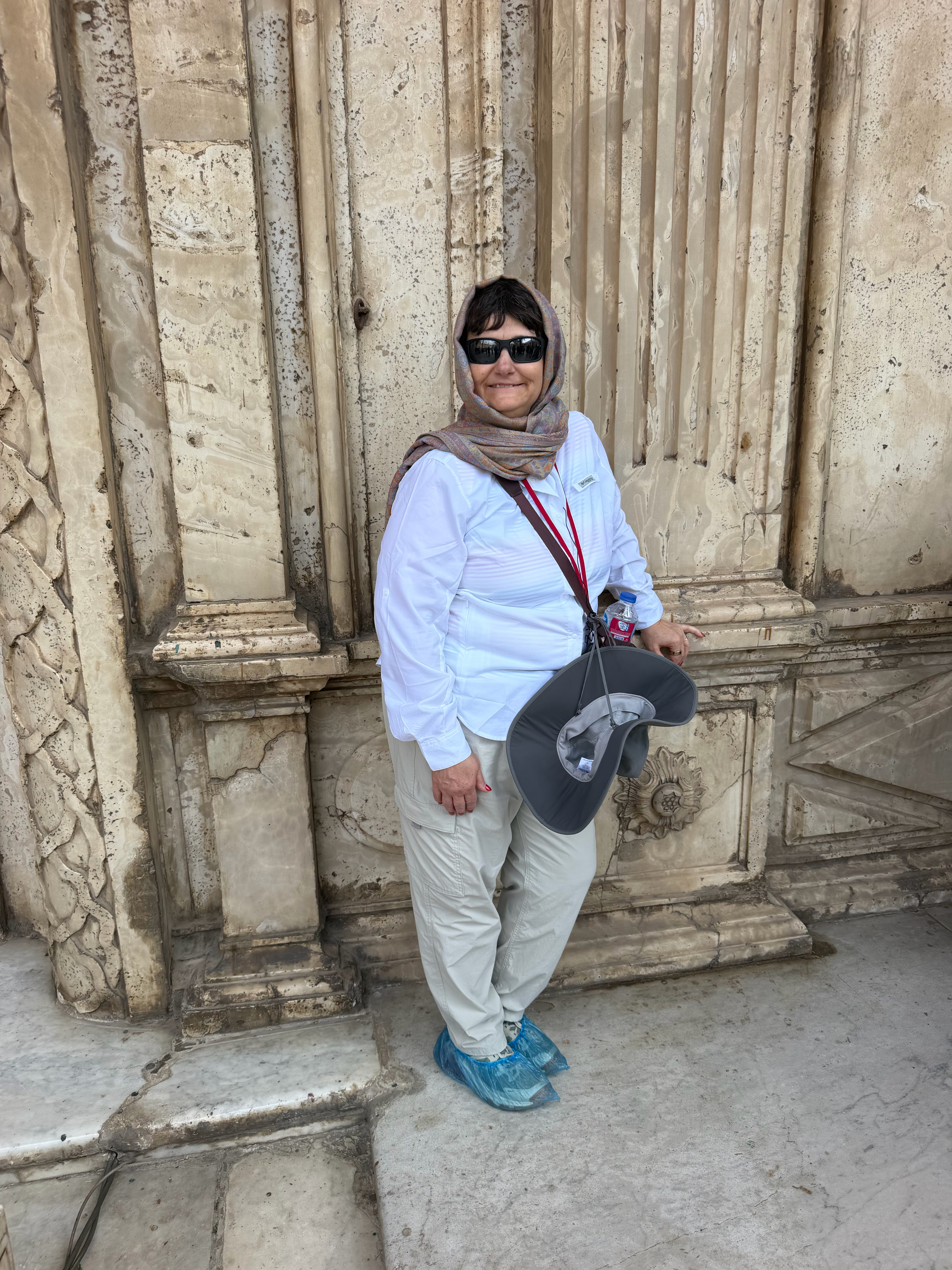 Women were asked to cover their heads when going into the Mosque - Noel made use of her new scarf! 
